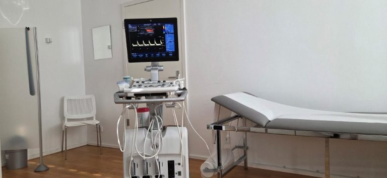 Ultraschall mit Liege in Behandlungsraum - GSK Venenzentrum Königstein im Taunus